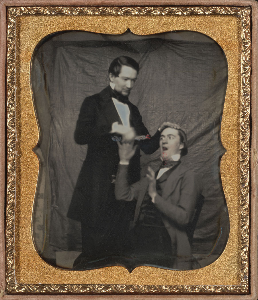 Fotó: Unknown Maker (American)<br />Comic Dentist<br />c. 1850<br />Daguerreotype, sixth plate<br />3 ¼ x 2 ¾ inches<br />The Nelson-Atkins Museum of Art, Gift of Hallmark Cards, Inc.,<br />© Nelson Gallery Foundation