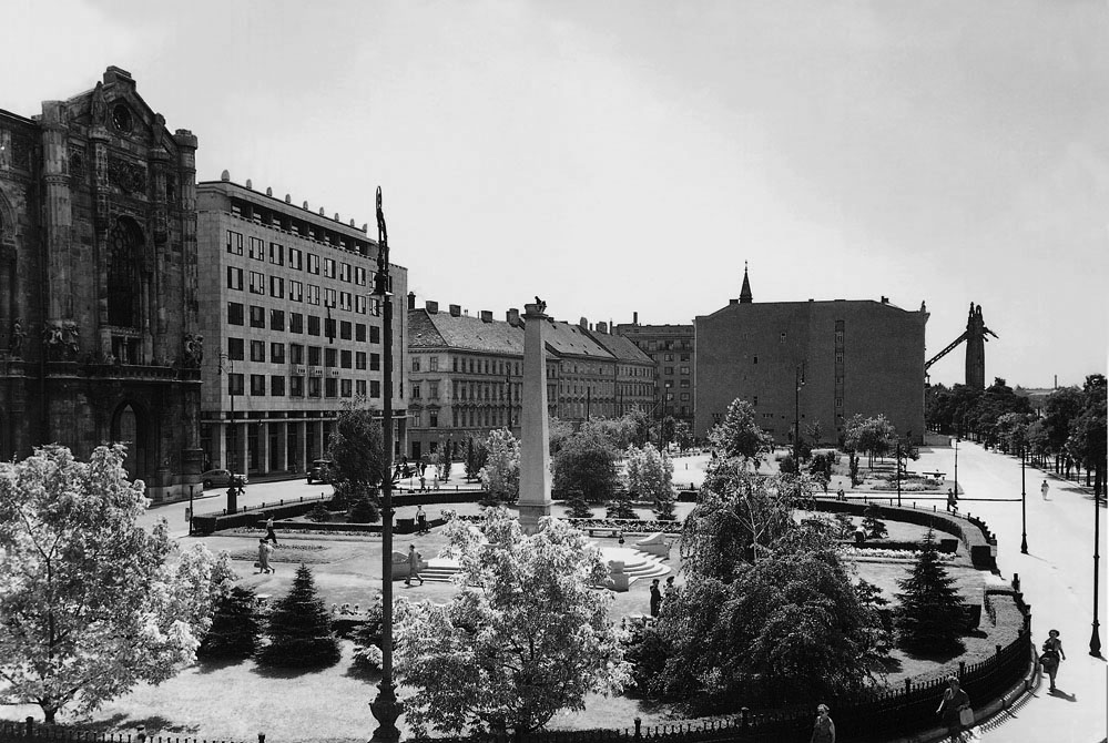 Fotó: A Vigadó tér az 1945-ben felállított szovjet emlékmű obeliszkjével, háttérben a romos Erzsébet híd, 1950-es évek vége © Budapesti Városépítési Tervező Vállalat