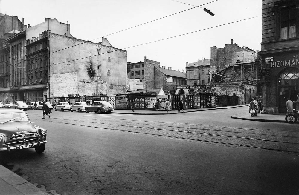 Fotó: A Kossuth Lajos utca – Szép utca sarok, 1960 (később itt épült a Hungarotex irodaház) © Budapesti Városépítési Tervező Vállalat