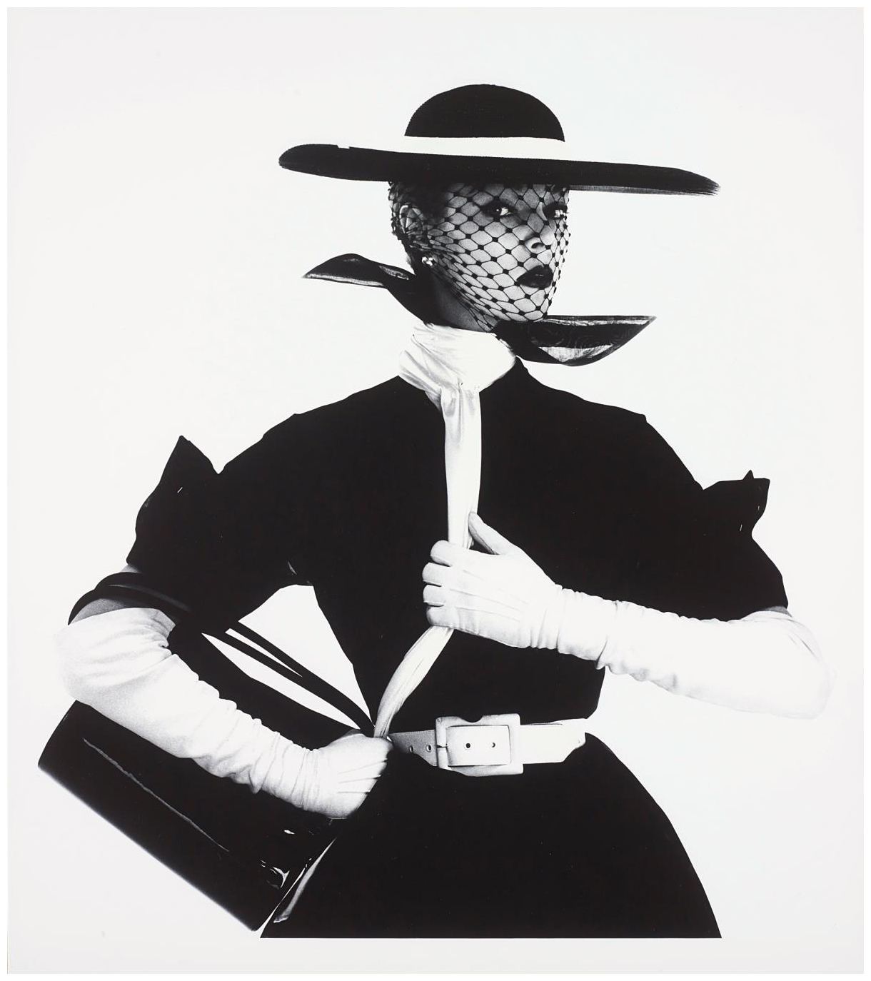 jean-patchett-black-and-white-fashion-with-handbag-1950-photo-irving-penn.jpeg