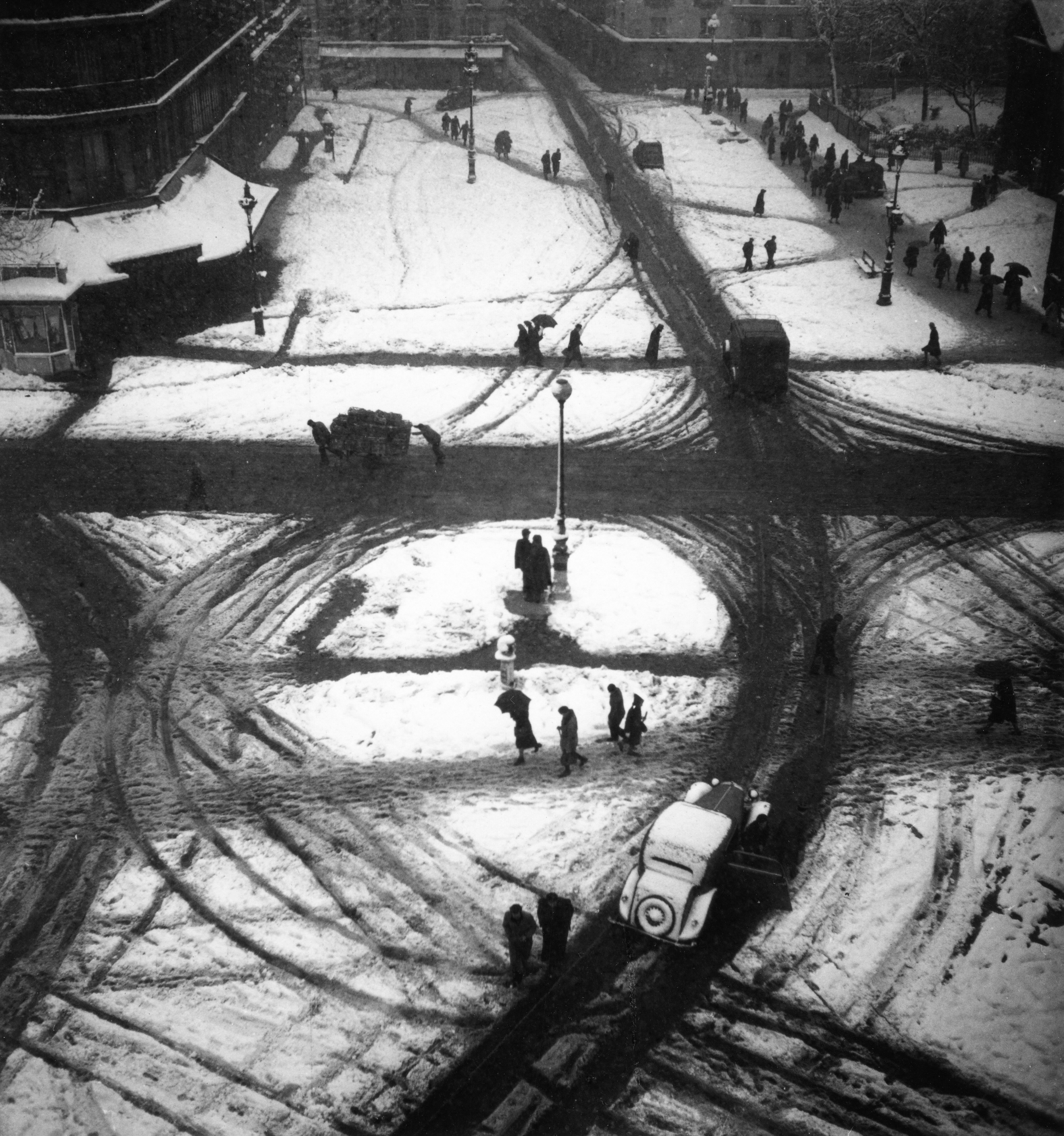 Fotó: Robert Doisneau: Saint-Germain kereszteződés, Párizs, 1945, 18x18,5cm, zselatinos ezüst © Atelier Robert Doisneau