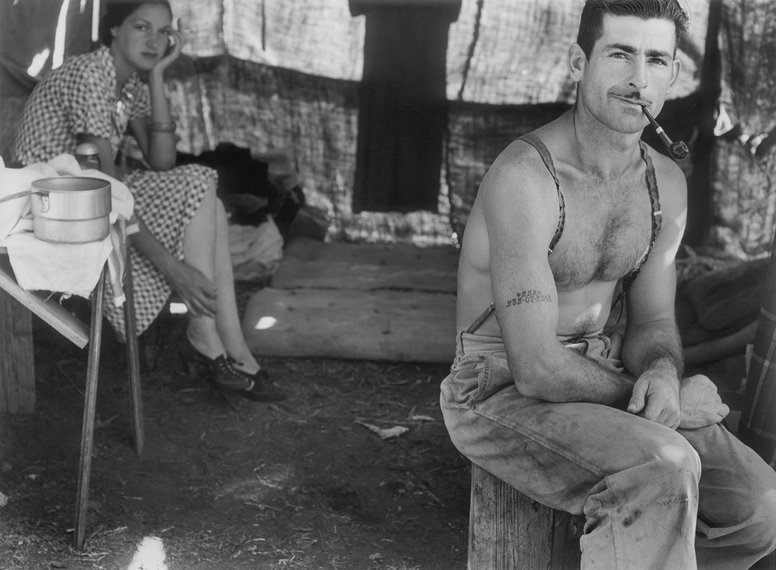 Fotó: Dorothea Lange: Unemployed lumber worker goes with his wife to the bean harvest. Note social security number tattooed on his arm, Oregon, 1939 © The Dorothea Lange Collection, the Oakland Museum of California