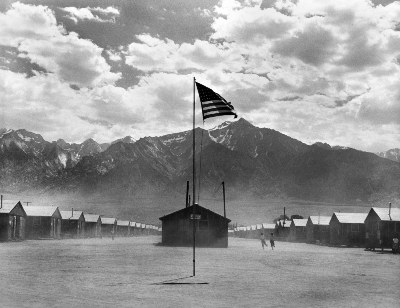 Fotó: Dorothea Lange: Manzanar Relocation Center, Manzanar, California, 1942 © Collection of the Oakland Museum of California, gift of Paul S. Taylor