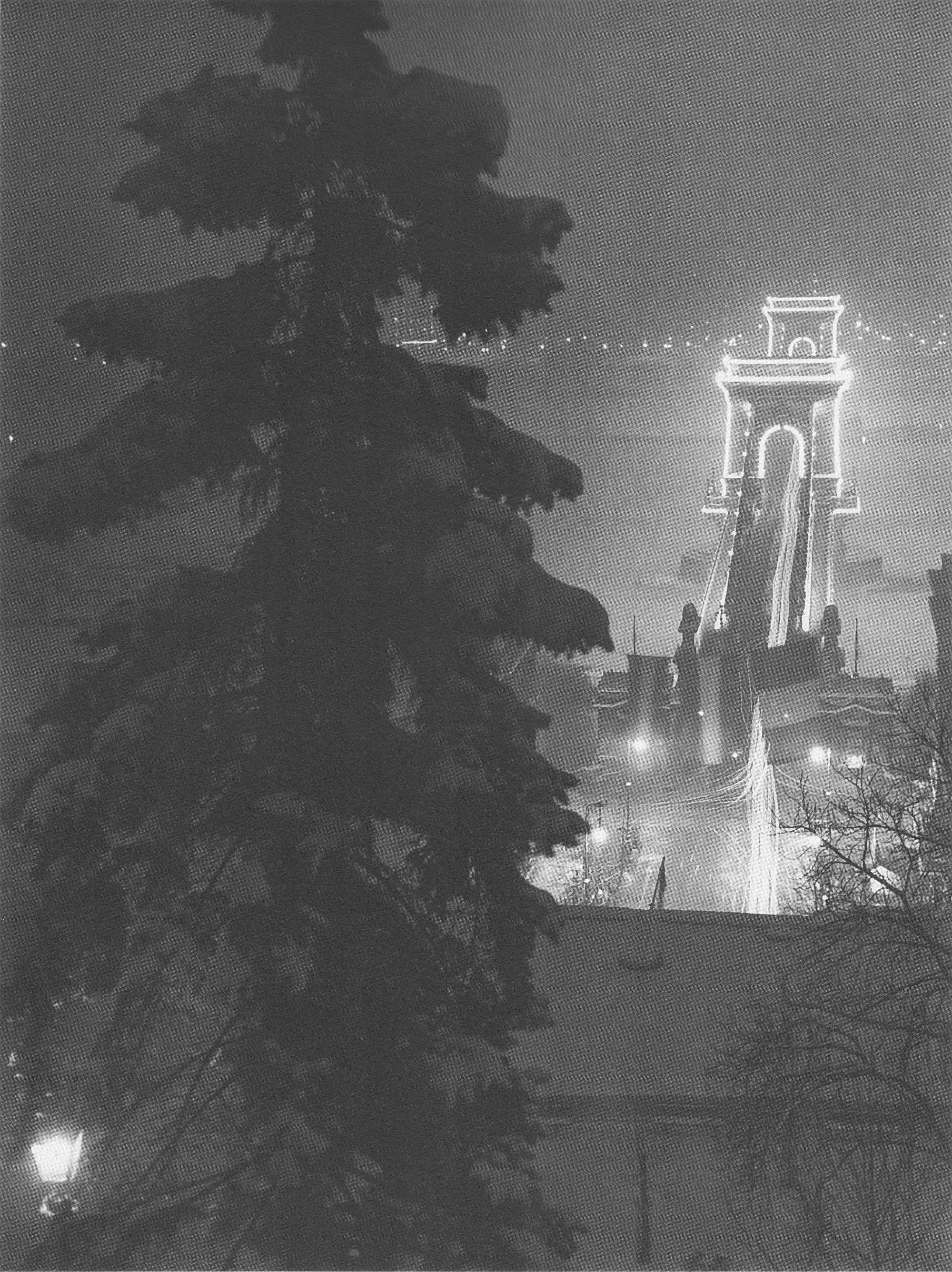Fotó: Dulovits Jenő: A Lánchíd ünnepi díszkivilágítása egy téli estén, 1930-as évek vége © Fejér Zoltán gyűjteménye