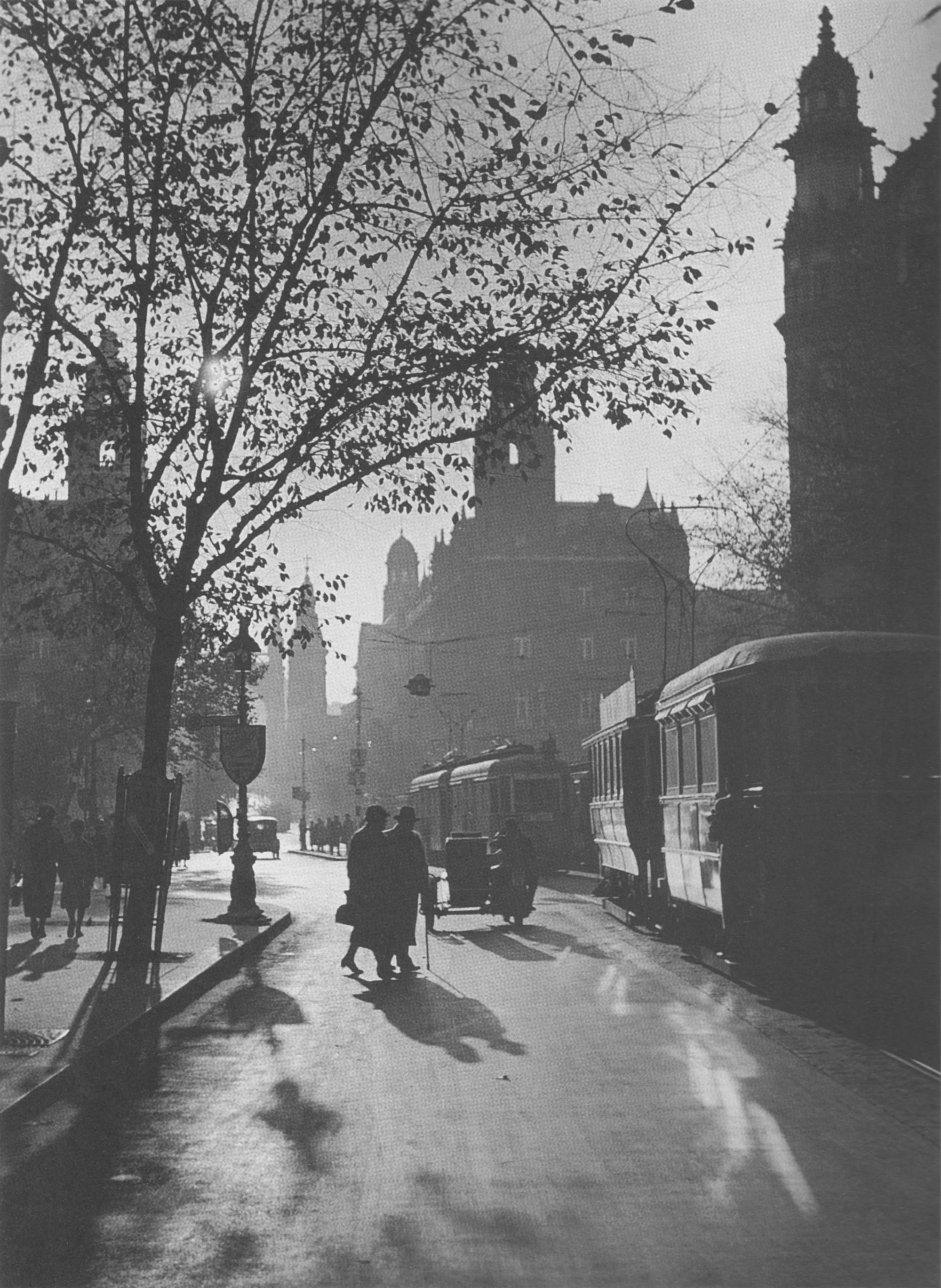 Fotó: Dulovits Jenő: Délutáni napfény a Ferenciek terén, 1930-as évek közepe © Fejér Zoltán gyűjteménye