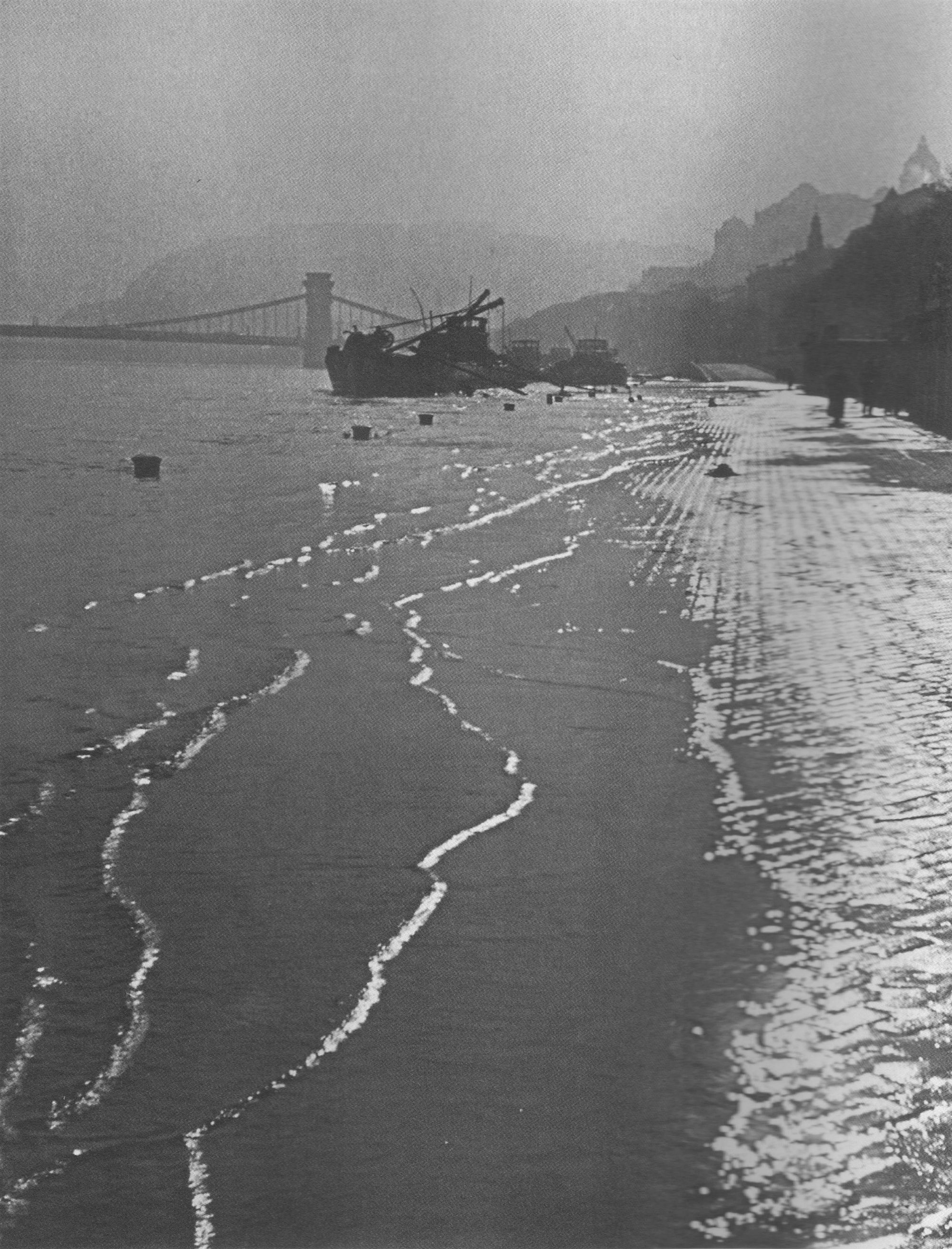 Fotó: Dulovits Jenő: A Vízivárosi rakpart az 1941-es árvízkor, 1941 © Fejér Zoltán gyűjteménye