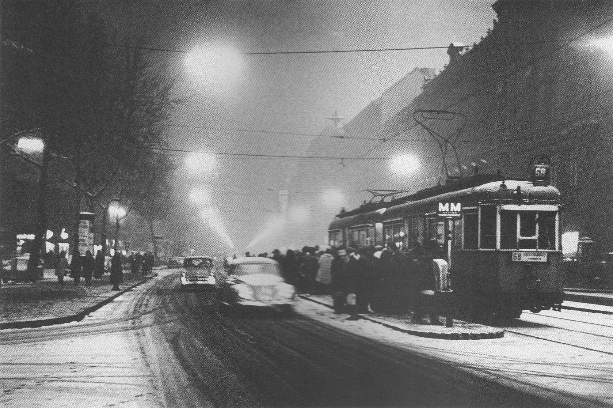 Fotó: Dulovits Jenő: Villamosmegálló a Rákóczi úton egy téli alkonyatban, 1958 körül. © Fejér Zoltán gyűjteménye