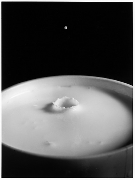Fotó: Harold Edgerton: Milk Drop Falling Into Reservoir of Milk 1/9 © MIT, Harold Edgerton, 2014, courtesy of Palm Press, Inc.