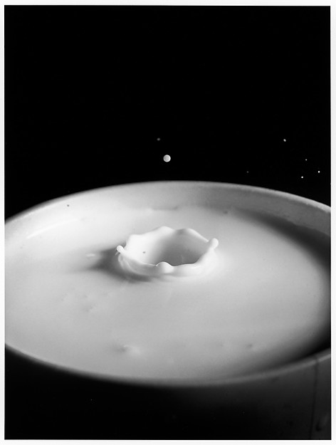 Fotó: Harold Edgerton: Milk Drop Falling Into Reservoir of Milk 2/9 © MIT, Harold Edgerton, 2014, courtesy of Palm Press, Inc.
