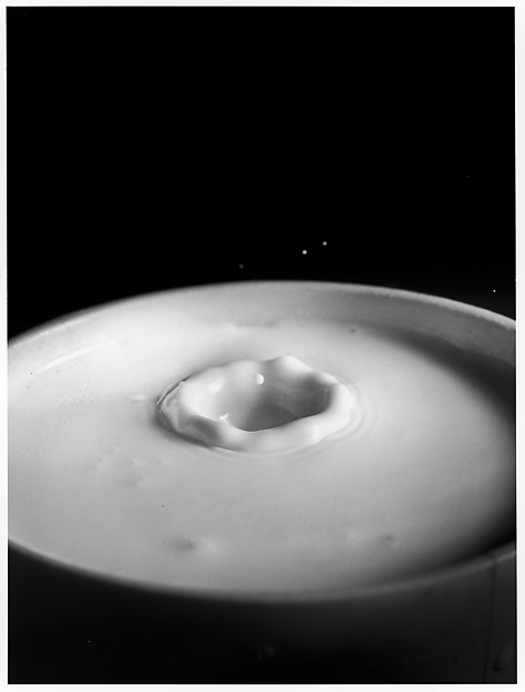 Fotó: Harold Edgerton: Milk Drop Falling Into Reservoir of Milk 3/9 © MIT, Harold Edgerton, 2014, courtesy of Palm Press, Inc.