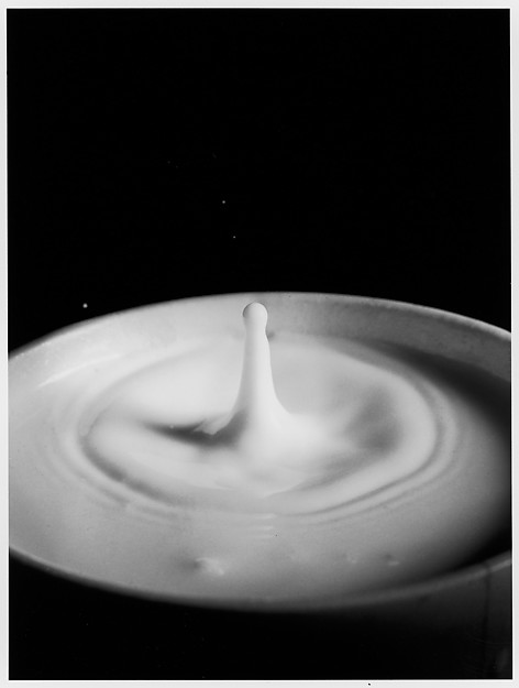 Fotó: Harold Edgerton: Milk Drop Falling Into Reservoir of Milk 5/9 © MIT, Harold Edgerton, 2014, courtesy of Palm Press, Inc.