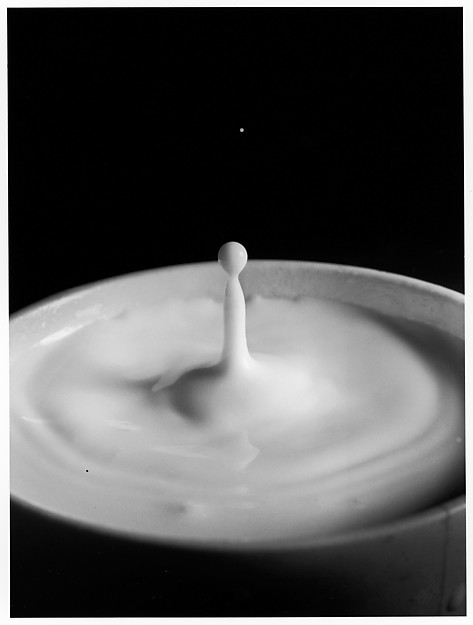 Fotó: Harold Edgerton: Milk Drop Falling Into Reservoir of Milk 6/9 © MIT, Harold Edgerton, 2014, courtesy of Palm Press, Inc.