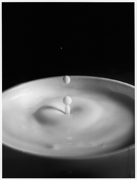 Fotó: Harold Edgerton: Milk Drop Falling Into Reservoir of Milk 9/9 © MIT, Harold Edgerton, 2014, courtesy of Palm Press, Inc.