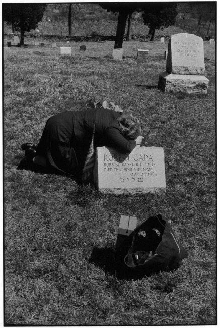 Fotó: Elliott Erwitt: Robert Capa édesanyja, Julia, Armonk, New York, USA, 1954 © Elliott Erwitt / Magnum Photos