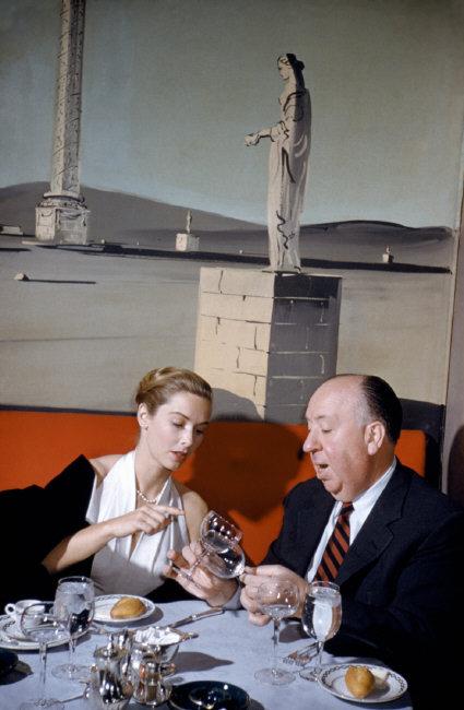 Fotó: Elliott Erwitt: Alfred Hitchcock és Vera Miles színésznő, New York, USA, 1957 © Elliott Erwitt / Magnum Photos