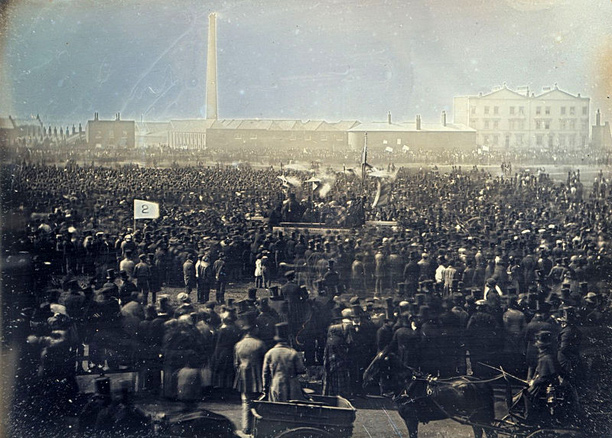 1848. április 10. - Az első tüntetés fényképen<br />Az angol chartisták londoni tömegtüntetése. Április 10-én több mint százezer munkás vett részt a Kennington Common-i chartista gyűlésen, amelyet Franciaországnak köztársasága van, Angliának Chartája lesz jelszóval tartottak. 