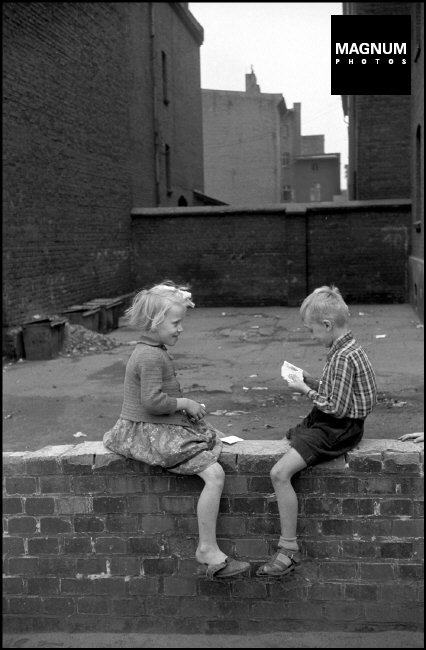 Fotó: Erich Lessing: Szilézia, Gyerekek játszanak, 1956 © Erich Lessing/Magnum Photos