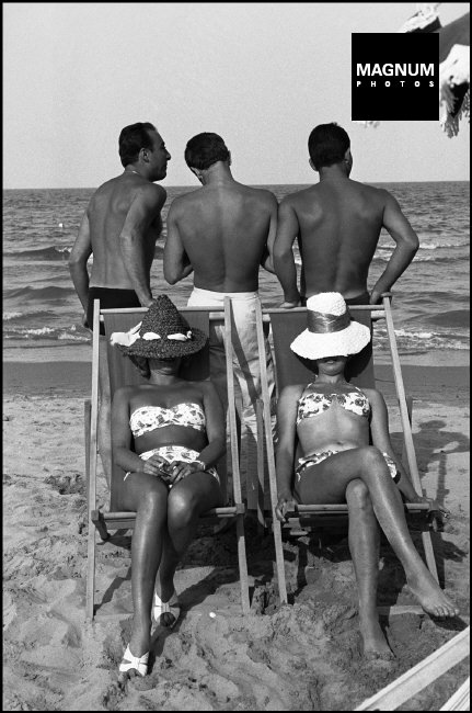 Fotó: Erich Lessing: Cesenatico strand, Olaszország, 1960 © Erich Lessing/Magnum Photos