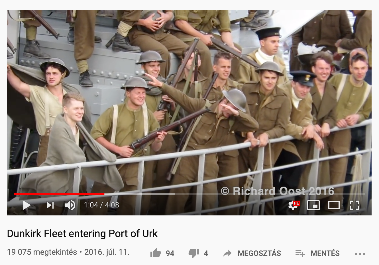 Ezt a fényképet valójában 2016 nyarán készítették, a nagy sikerű Dunkirk című játékfilm forgatásán. A YouTube-on kering egy videó a Dunkirk dabról, amelyet 2016. július 11-én Richard Oost töltött fel. 