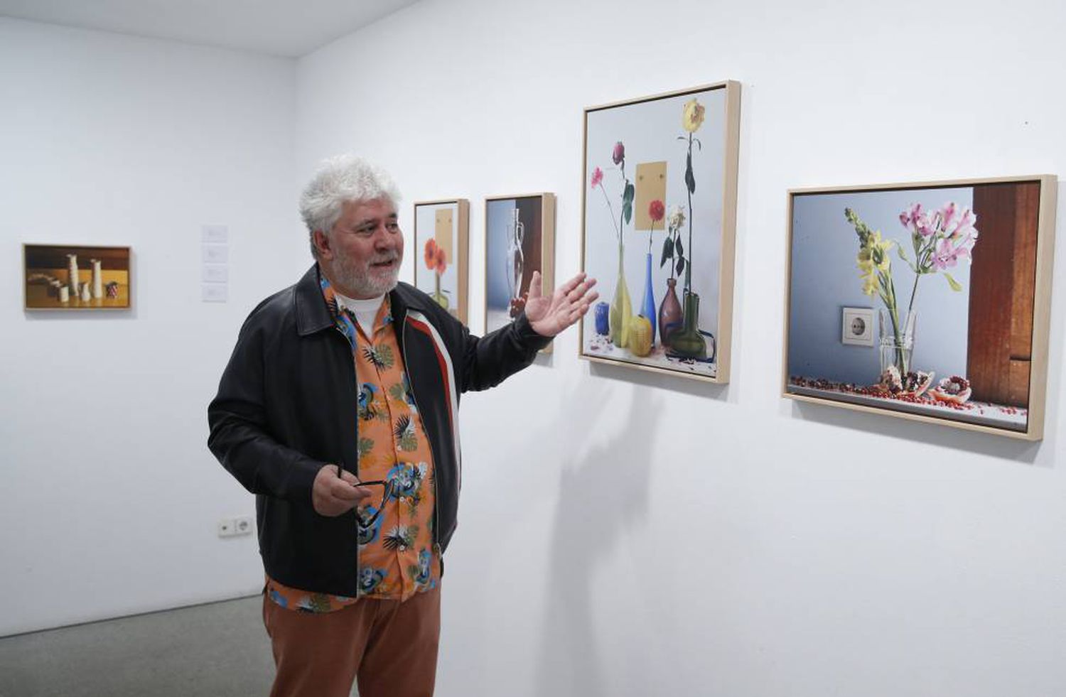 Fotó: Luis Sevillano: Pedro Almodóvar munkáját a madridi Marlborough galériában mutatja be, 2018 © El Pais