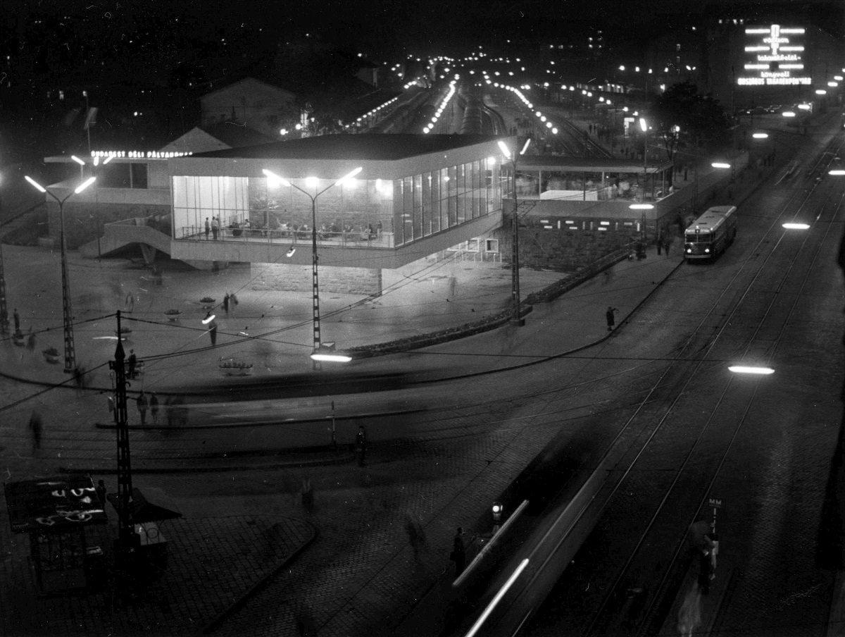 Fotó: Déli pályaudvar, jobbra az Alkotás utca, Budapest I. ker., Magyarország, 1964. Levéltári jelzet: HU_BFL_XV_19_c_11	© Fortepan / Budapest Főváros Levéltára