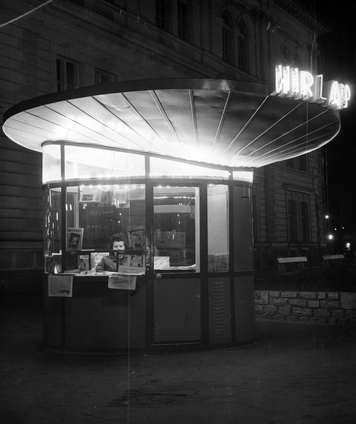 Fotó: Teréz (Lenin) körút - Nyugati (Marx) tér sarok, hírlapárus pavilon, Budapest VI. ker., Magyarország, 1964. Levéltári jelzet: HU_BFL_XV_19_c_11	© Fortepan / Budapest Főváros Levéltára