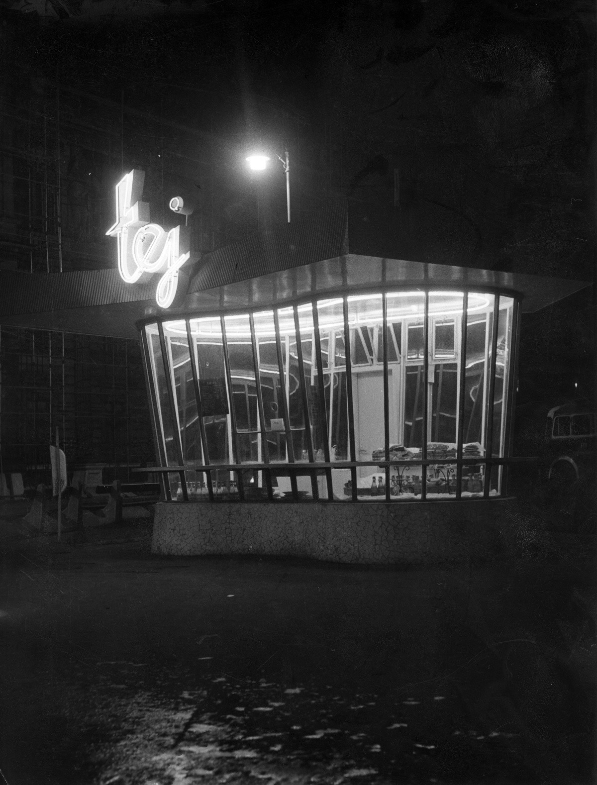 Fotó: Nyugati (Marx) tér, tejívó pavilon, Budapest VI. ker., Magyarország, 1964. Levéltári jelzet: HU_BFL_XV_19_c_11	© Fortepan / Budapest Főváros Levéltára