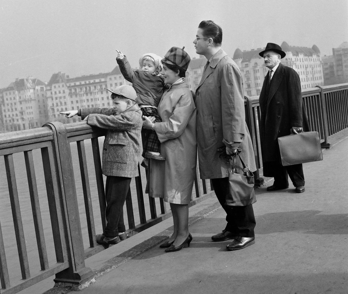 Fotó: Margit híd, háttérben a Palatinus házak, Budapest, Magyarország, 1964 © Fortepan / Hunyady József
