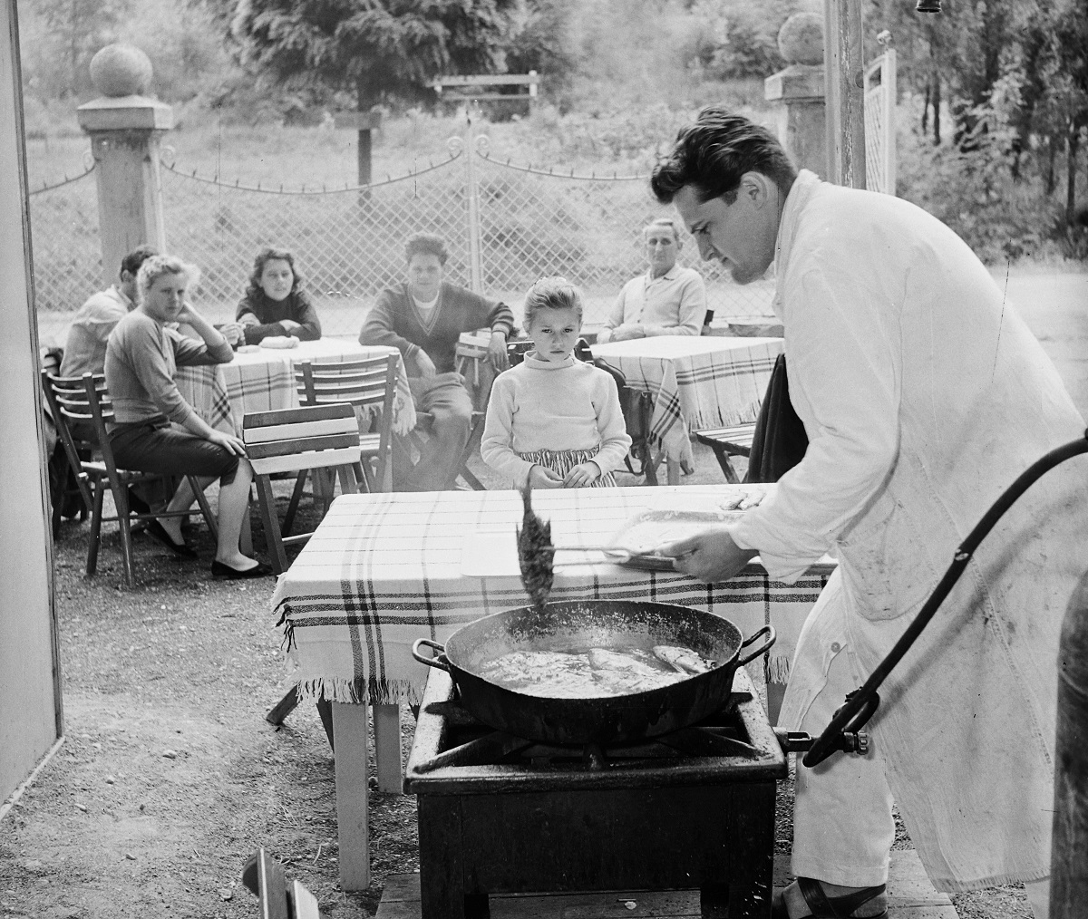 Fotó: Klára-telep, Rákóczi út, a Délpesti Üzemi Vendéglátó Vállalat üdülője és büféje, Balatonvilágos, Magyarország, 1964 © Fortepan / Bauer Sándor