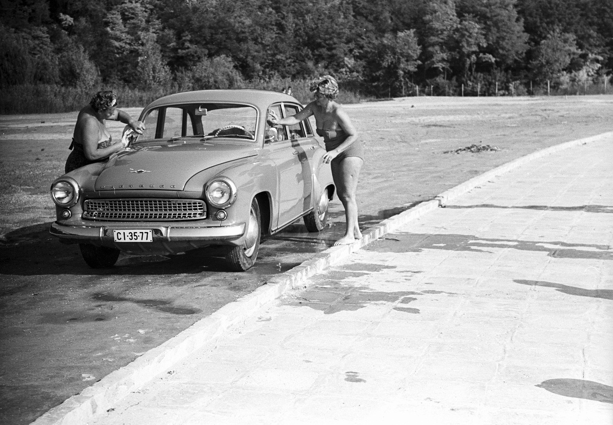 Fotó: Strand. Balatonakarattya, Magyarország, 1964.	© Fortepan / Lencse Zoltán