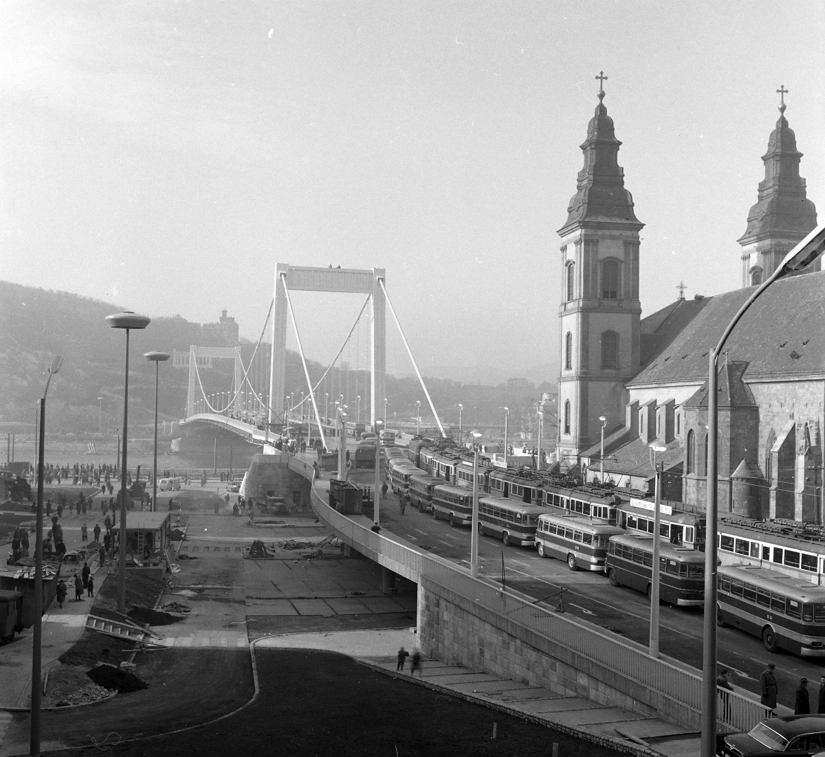 Fotó: Erzsébet híd Pestről nézve, terheléspróba, Budapest V. ker., Magyarország, 1964 © Fortepan / UVATERV