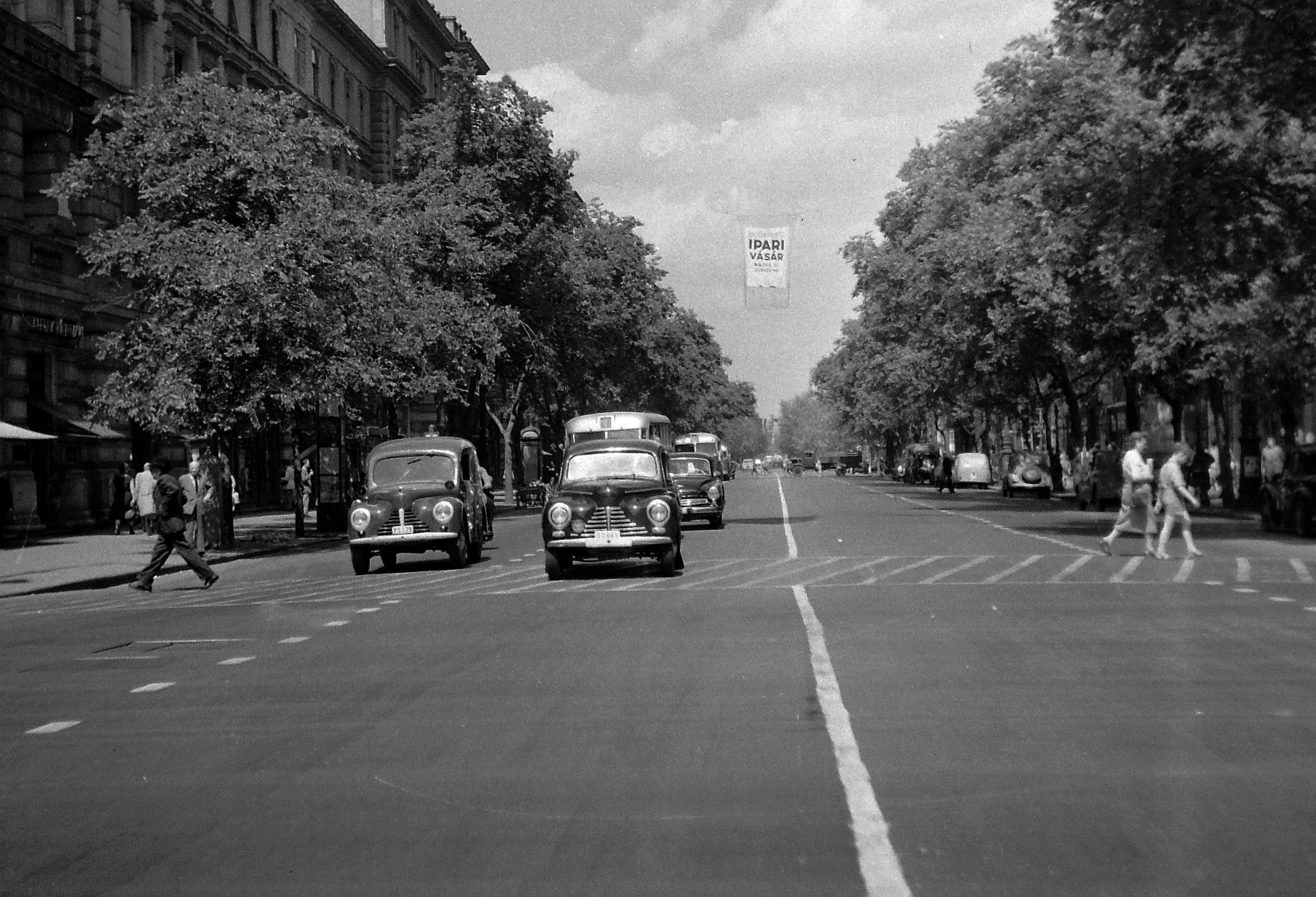 Andrássy út (Népköztársaság útja) a Nagymező utcától az Oktogon felé. 1958 fortepan_3585.jpg