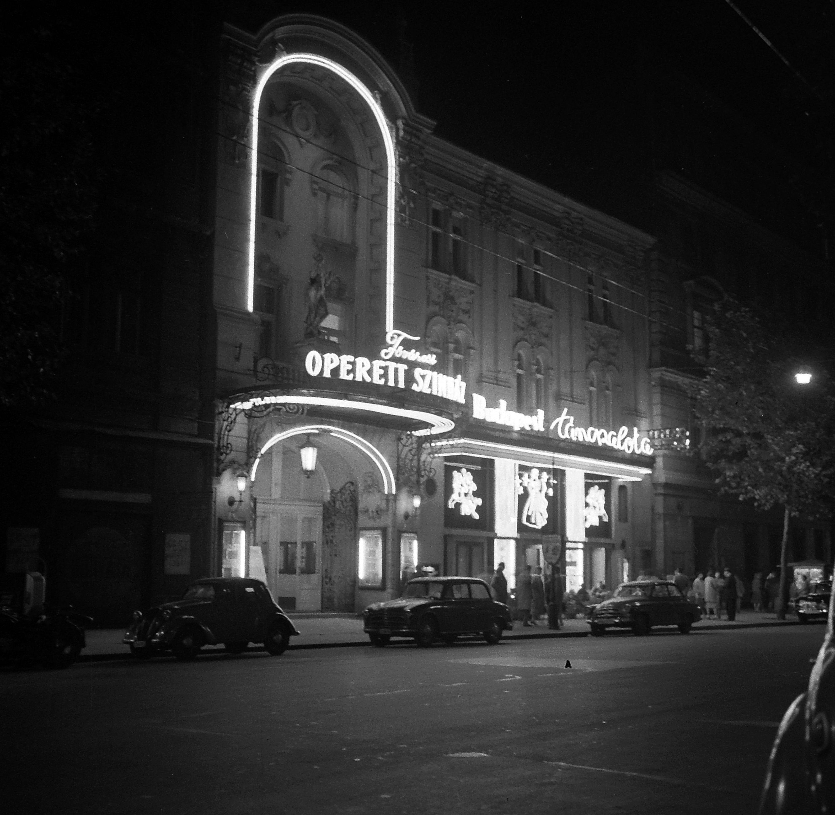 Nagymező utca, Fővárosi Operettszínház és a Budapest Táncpalota (Moulin Rouge). 1962 fortepan_18696.jpg