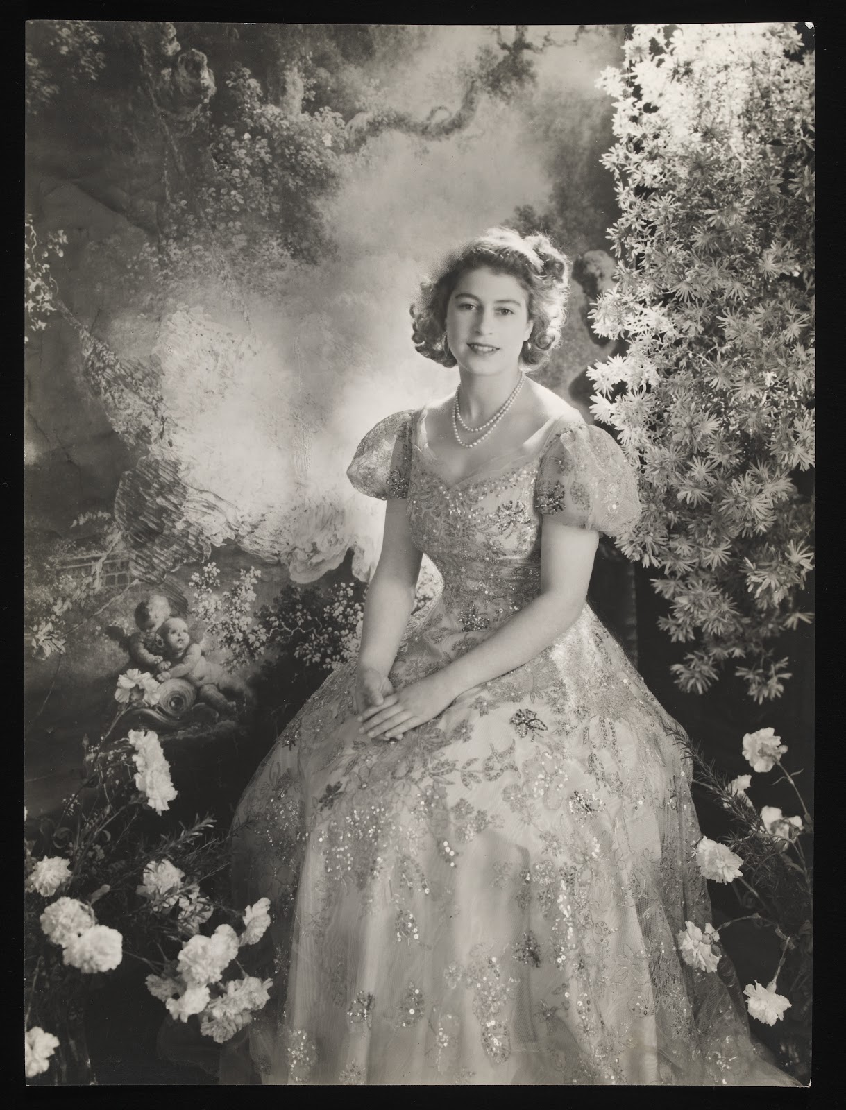 Cecil_Beaton_Princess_Elizabeth_at_Buckingham_Palace_March_1945.jpg
