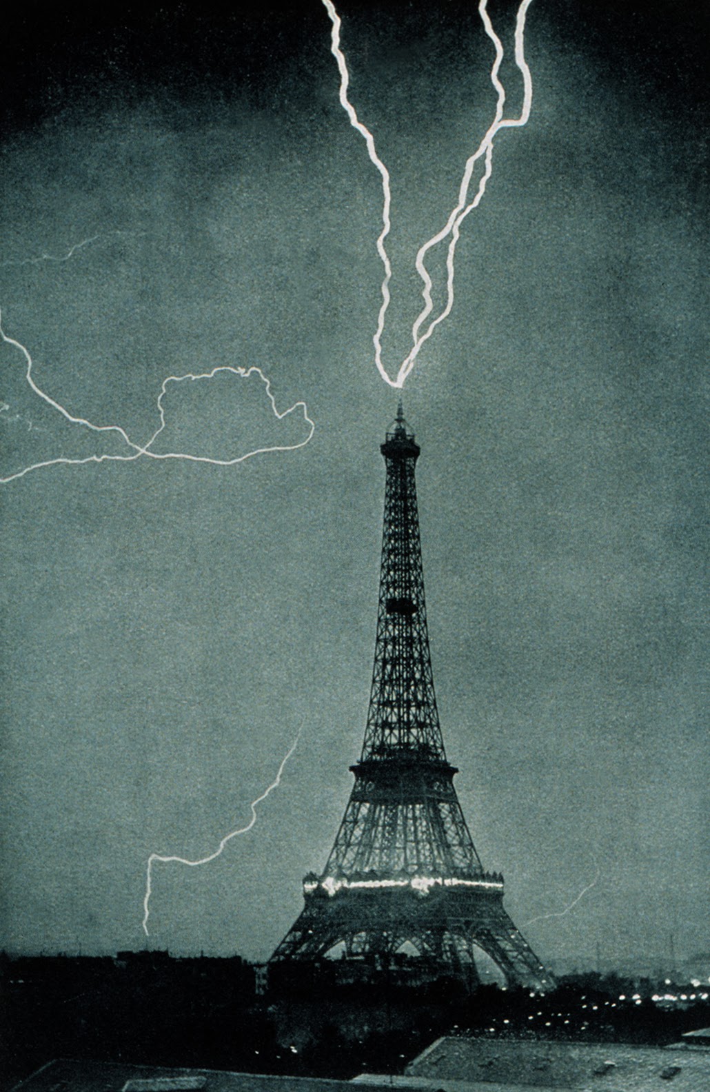 Lightning_striking_the_Eiffel_Tower_1902.jpg