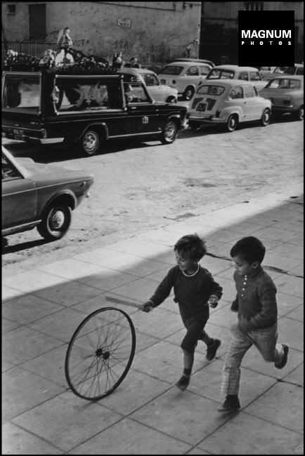 Fotó: Henri Cartier-Bresson: Szicilía, Palermo, 1971 © Henri Cartier-Bresson/Magnum Photos