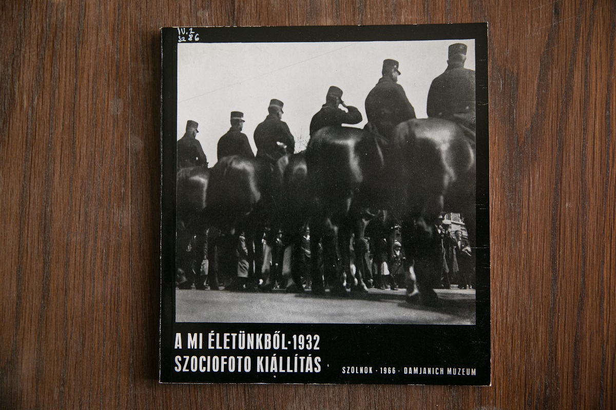 A mi életünkből 1932 - Az 1966-ban megrendezett kiállítás katalógusa, Damjanich Múzeum, Szolnok<br />Fotó: Mai Manó Ház