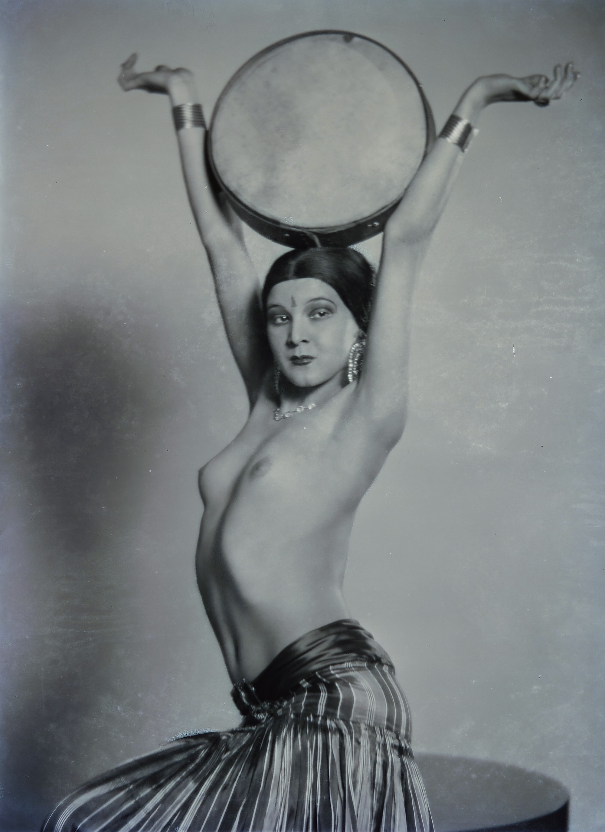 Pécsi József: Spanyol akt I. (Akt dobbal), 1928 © Magyar Fotográfiai Múzeum<br />