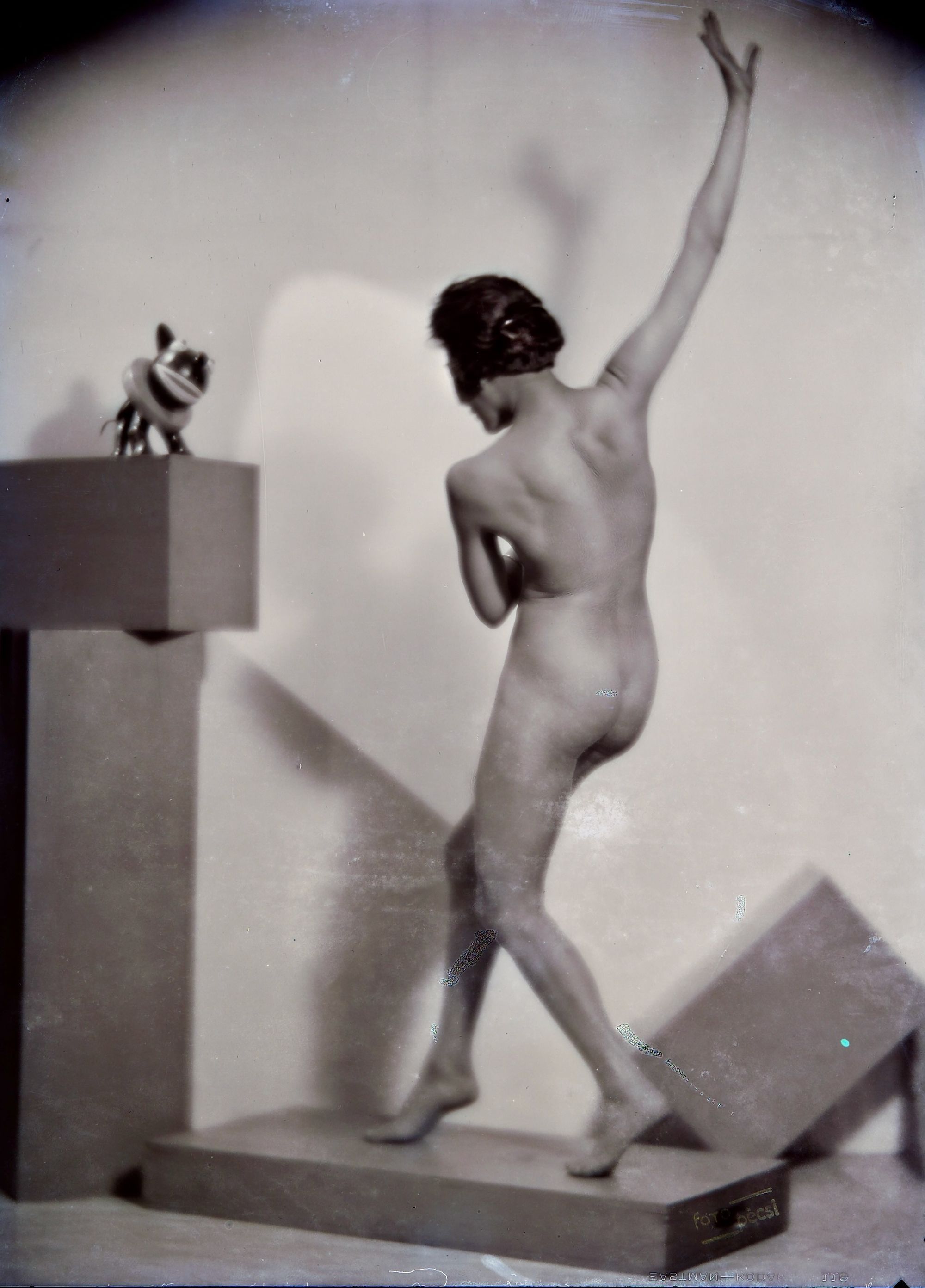 Pécsi József: Hátakt lépő pózban, 1929 © Magyar Fotográfiai Múzeum<br />