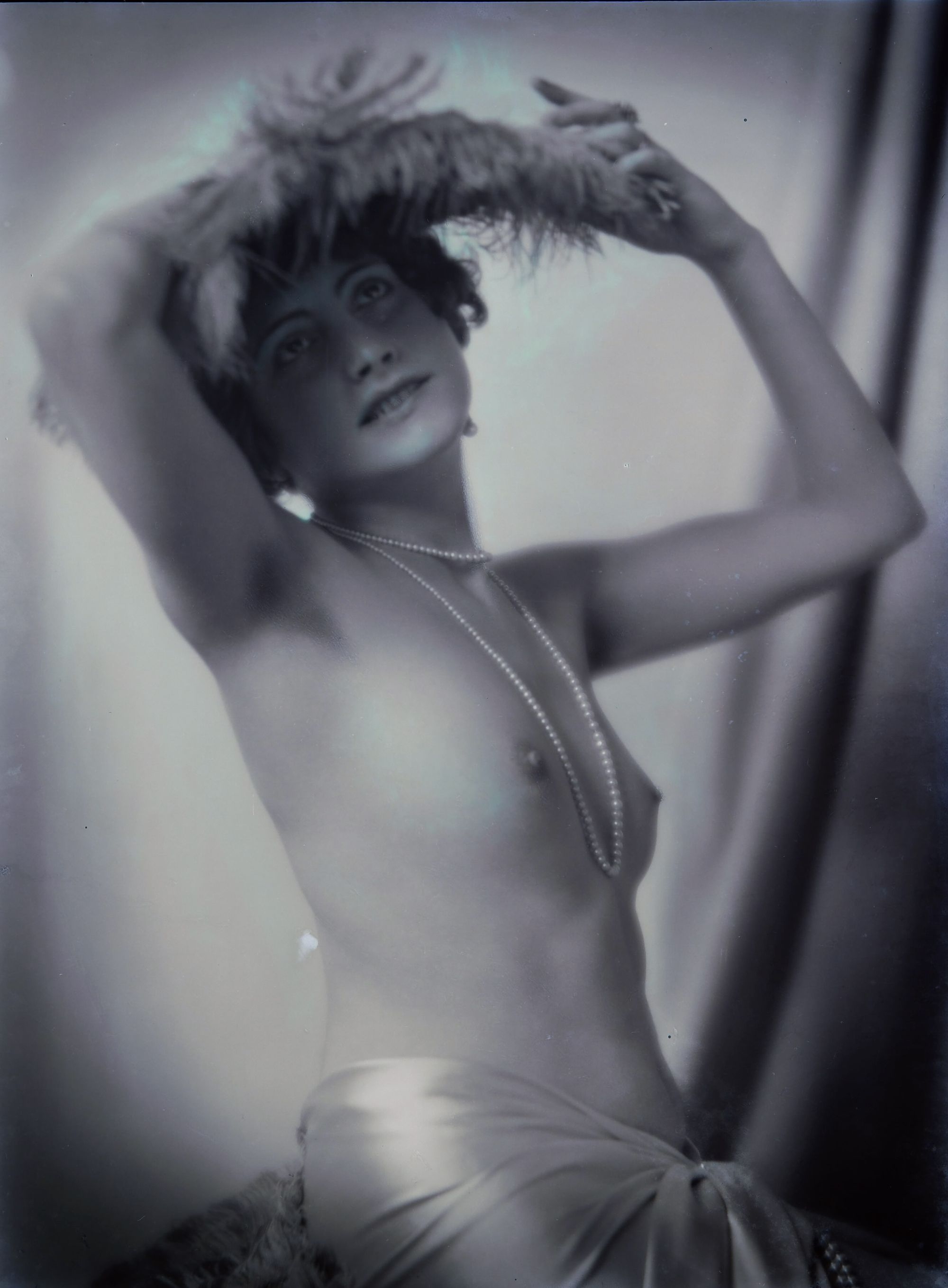 Pécsi József: Ülő félakt gyöngysorral, 1927 körül © Magyar Fotográfiai Múzeum<br />