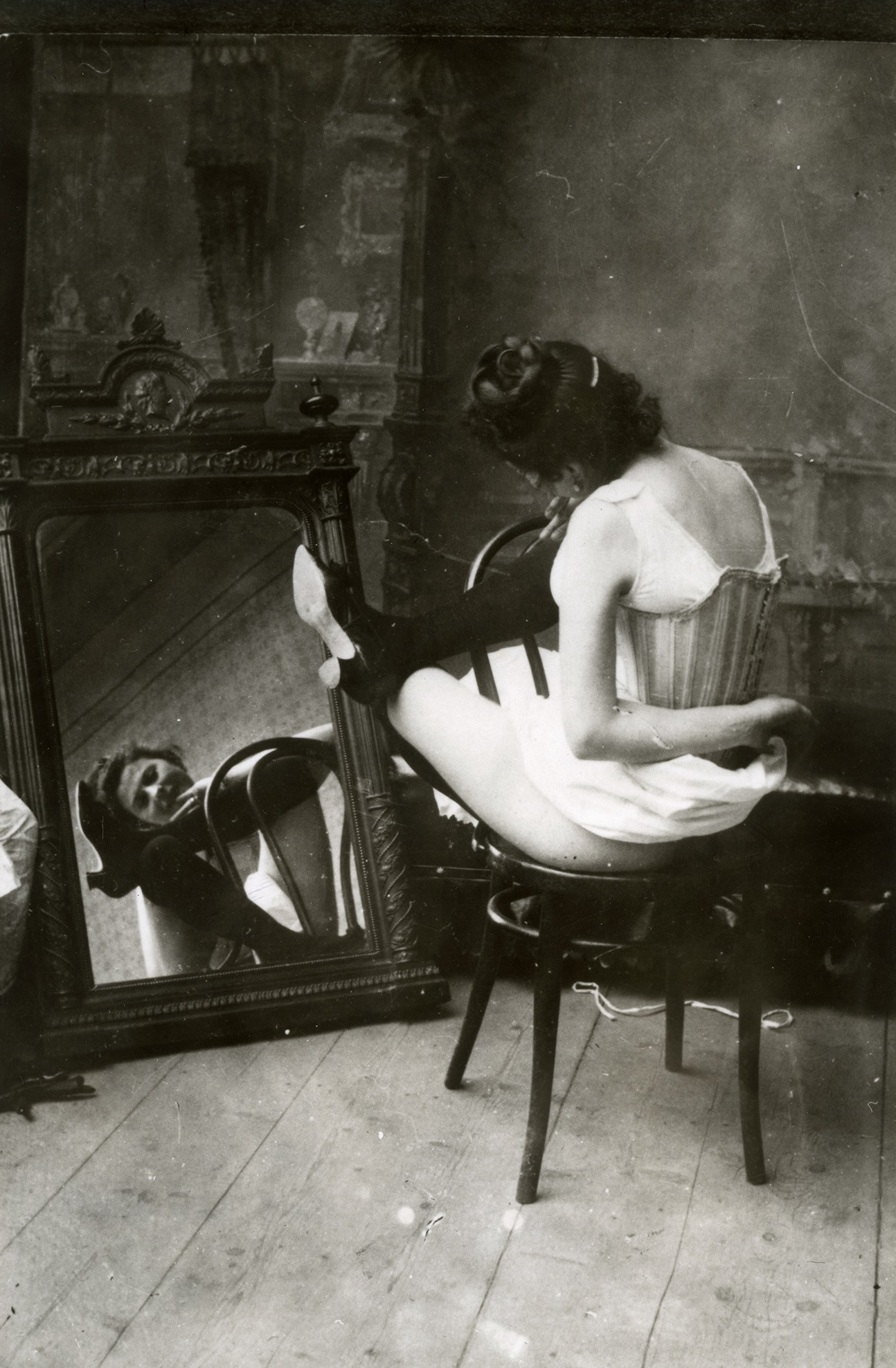 Ismeretlen fotográfus: Nő a tükör előtt, 1910 körül © Magyar Fotográfiai Múzeum<br />