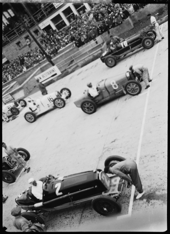 Fotó: Glass Zoltán: A Német Nagydíj rajtja előtt, Nürburgring, 1934 © Zoltan Glass/National Media Museum/SSPL