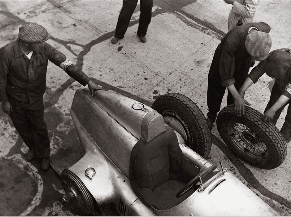 Fotó: Glass Zoltán: A Mercedes-Benz W 25-ös versenyautó kerékcseréje az 1934-es Német Nagydíjon © Zoltan Glass/National Media Museum/SSPL