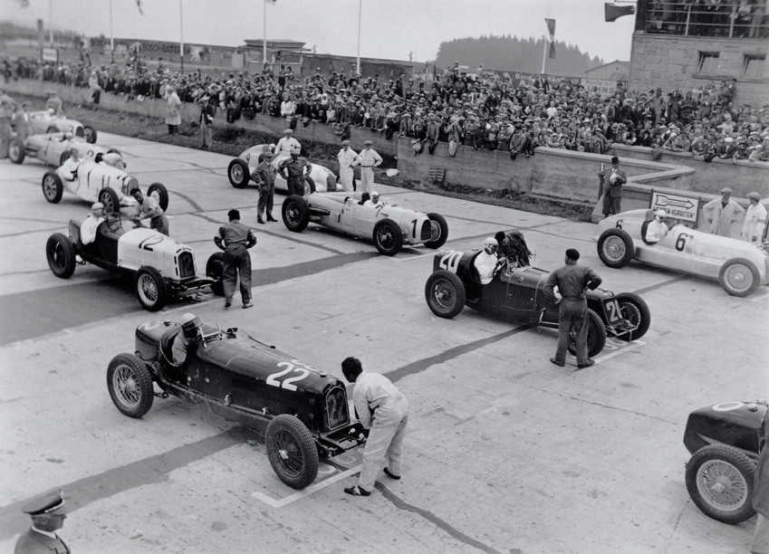 Fotó: Glass Zoltán: A Német Nagydíj rajtja előtt, Nürburgring, 1934 © Zoltan Glass/National Media Museum/SSPL