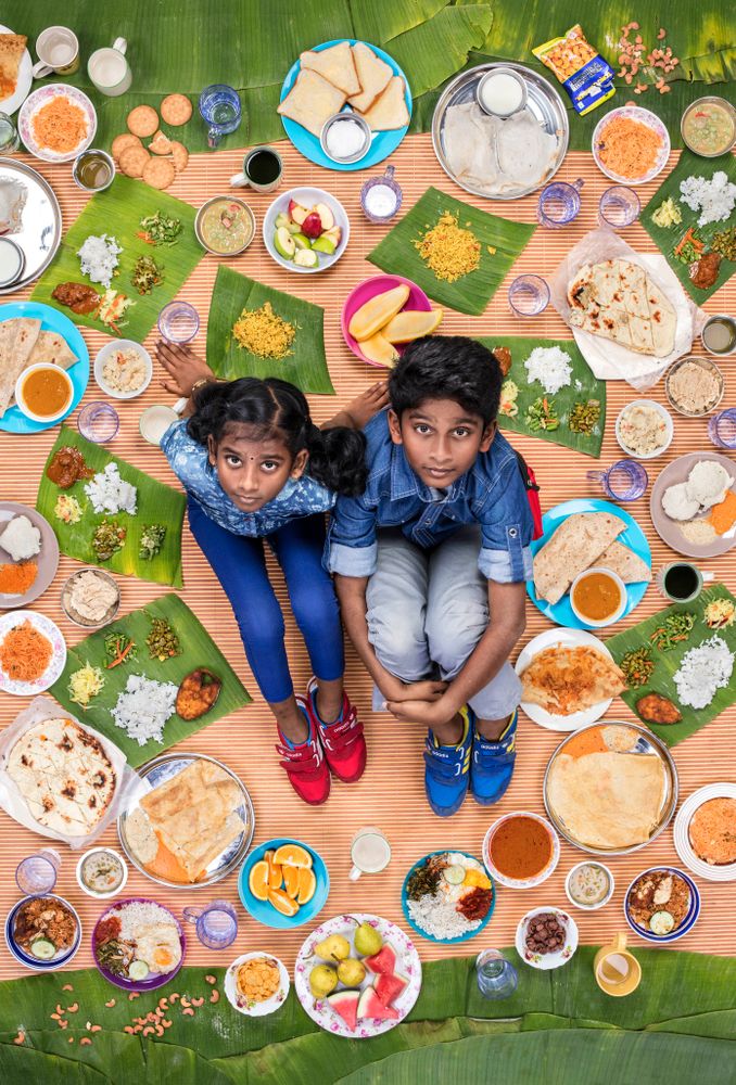 Fotó: Részlet a Daily Bread sorozatból © Gregg Segal<br /><br />Tharkish Sri Ganesh (10 éves) és Mierra Sri Varrsha (8 éves), Kuala Lumpur, Malajzia, 2017. március 26.<br /><br />Mierra a cukorkákat és a csokoládét kedveli. Tharkish kedvenc étele a Puttu (párolt őrölt rizs, kókuszdióval rétegezve, banánnal és pálmacukorral) 
