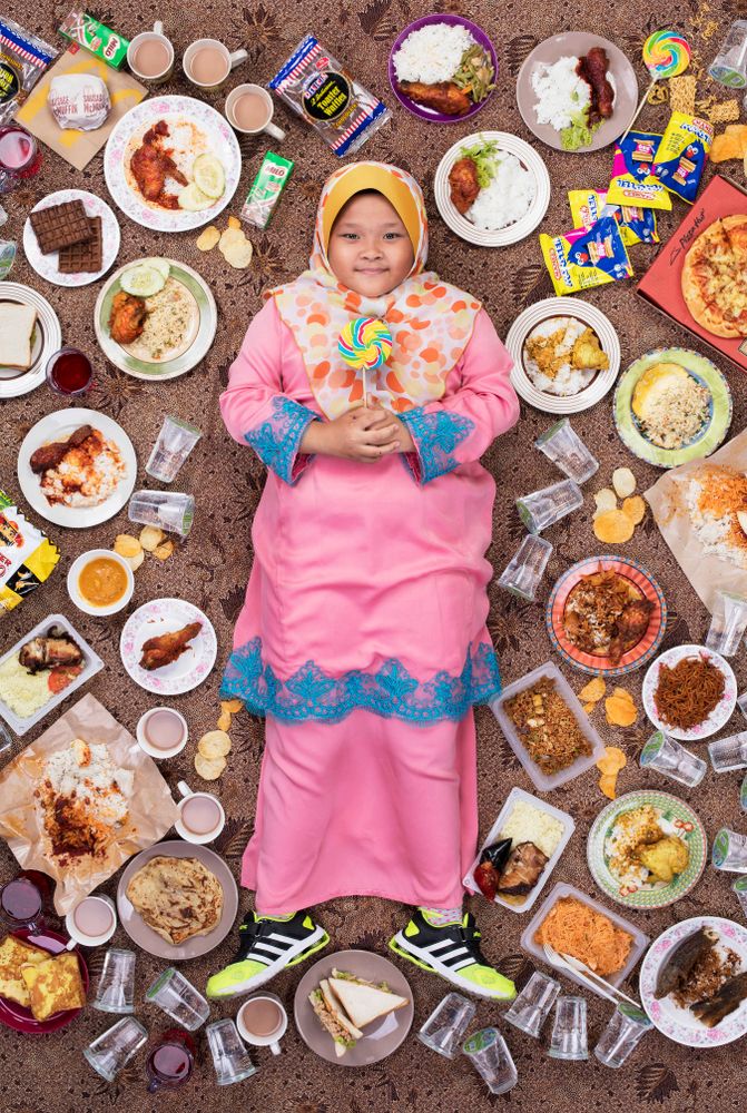 Fotó: Részlet a Daily Bread sorozatból © Gregg Segal<br /><br />Siti Khaliesah Nataliea Muhamad Khairizal, 9 éves, Kuala Lumpur, Malajzia, 2017. március 26.<br />Kedvenc étele a carbonara spagetti.