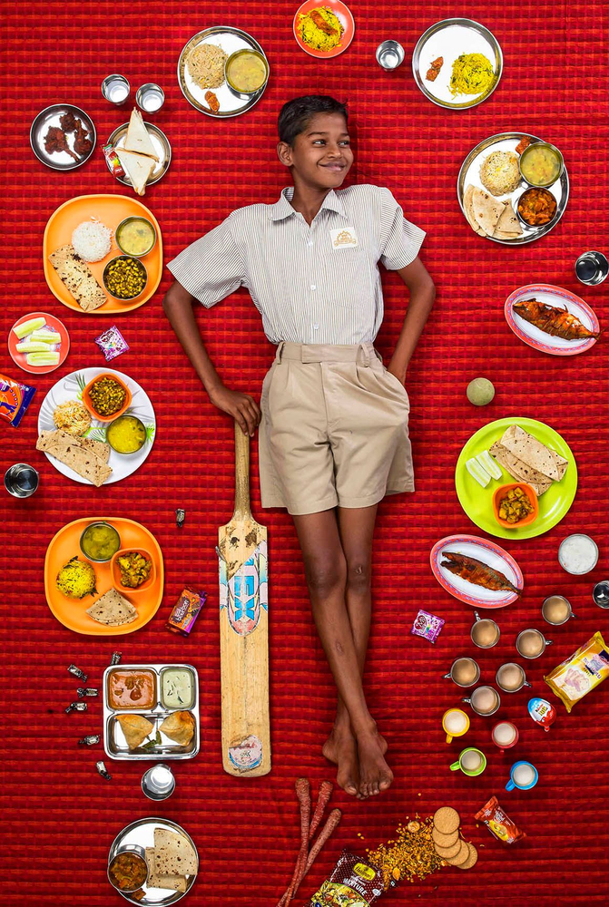 Fotó: Részlet a Daily Bread sorozatból © Gregg Segal<br /><br />Chetan Menge, 10 éves, Deonar, India. 2017. március 12.<br />Nincs kedvenc étele, de az édességeket nagyon szereti.