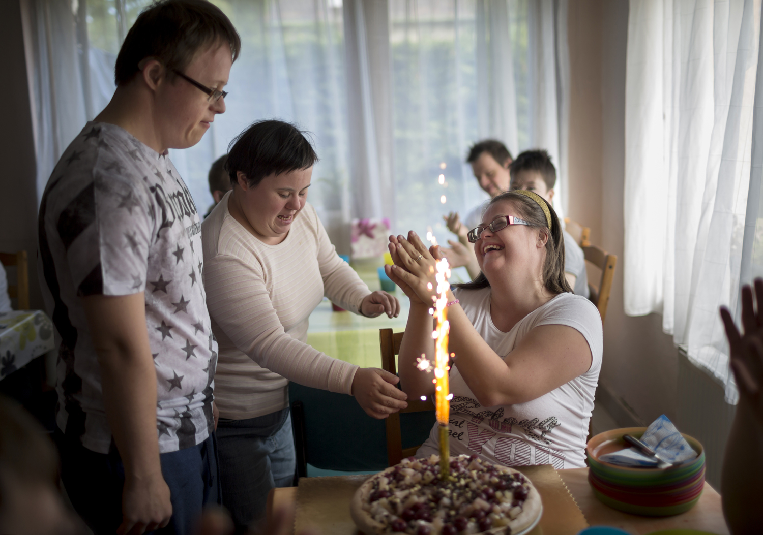 Fotó: Mohai Balázs: Együtt szép, 2015-2017<br />Szandi tortáját Tamás készítette. A születésnapok igazi ünnepek a közösségükben.