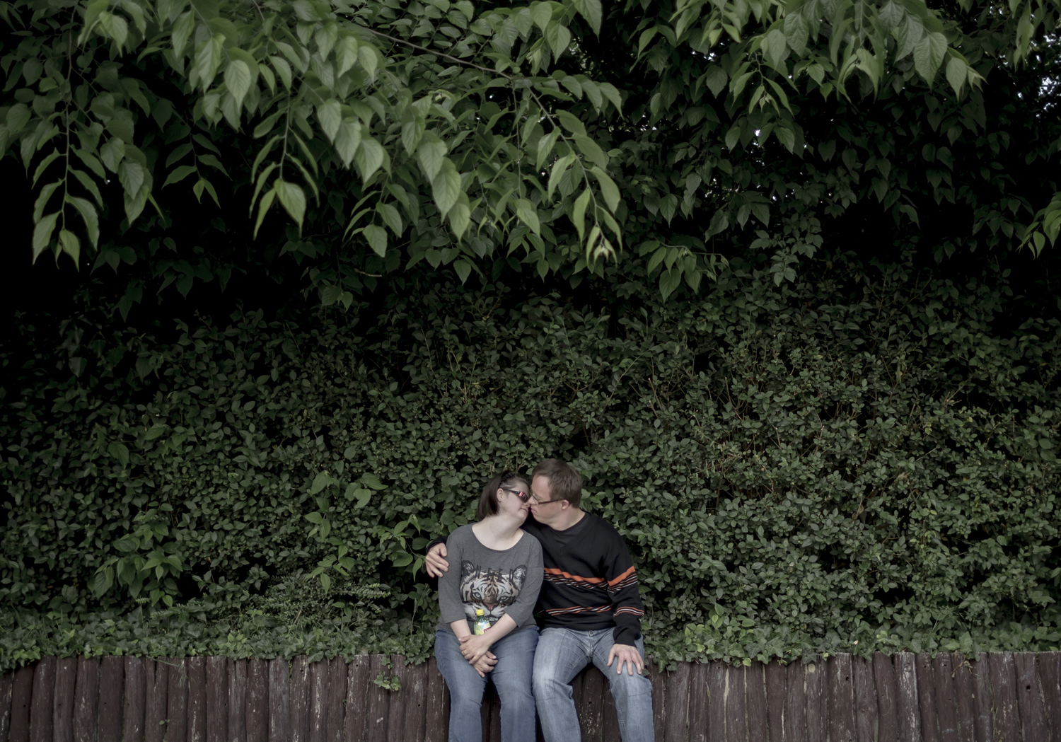 Fotó: Mohai Balázs: Együtt szép, 2015-2017<br />Torna előtt egy parkban töltik el az időt.