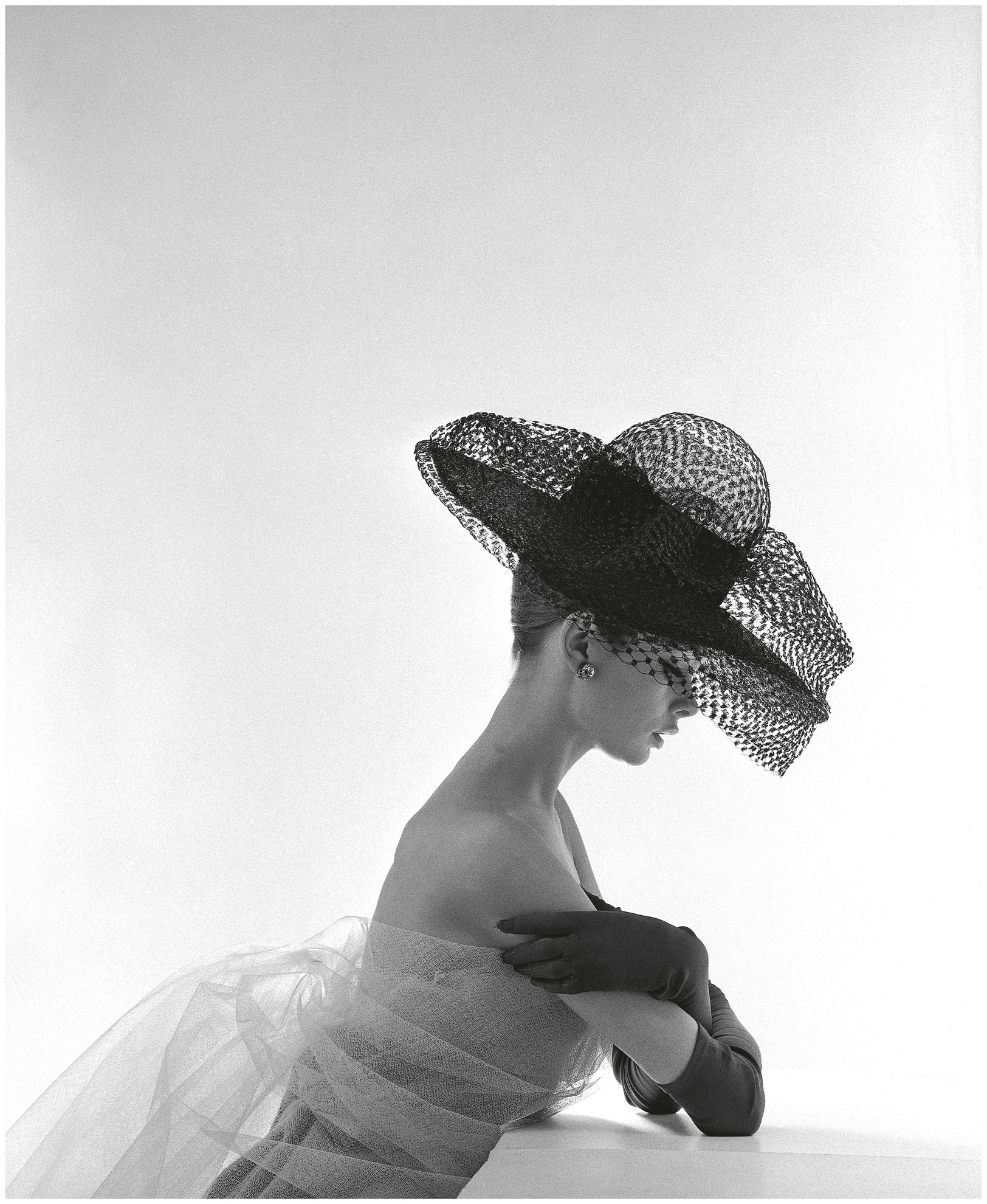jean-shrimpton-in-madame-paulette-stiffened-net-picture-hat-1963-photo-john-french.jpg